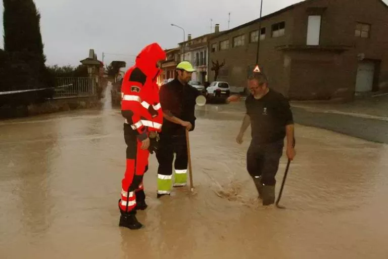 La pluja inunda carrers i carreteres a Ponent
