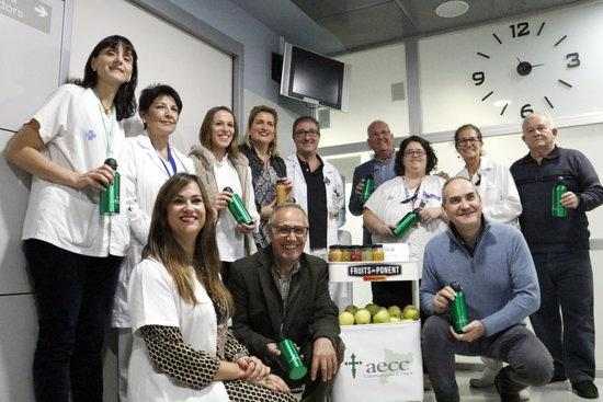 L'Hospital Arnau de Lleida reparteix sucs i fruita fresca als pacients oncològics durant el tractament