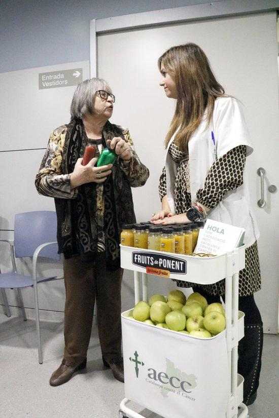 L'Hospital Arnau de Lleida reparteix sucs i fruita fresca als pacients oncològics durant el tractament