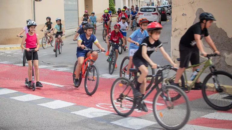 El Palau d’Anglesola estrena el carril bici amb infants i gent gran