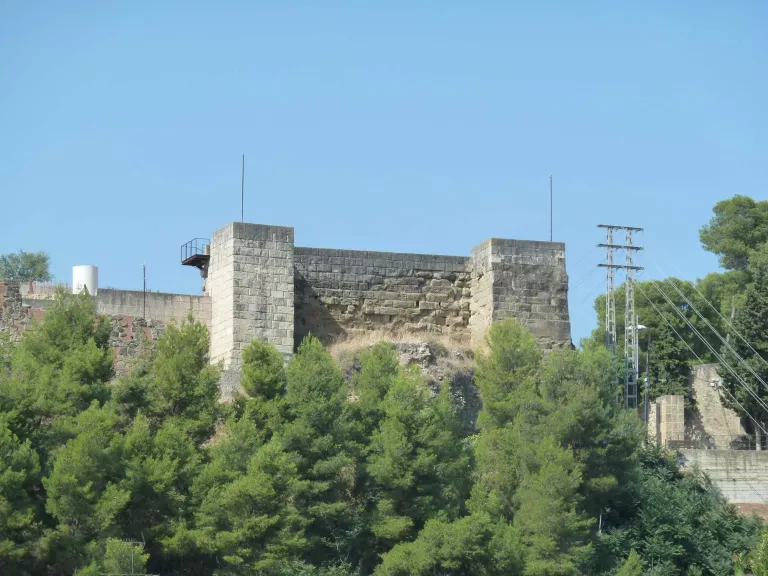 Joves voluntaris recuperen un antic camí cap al castell Formós de Balaguer