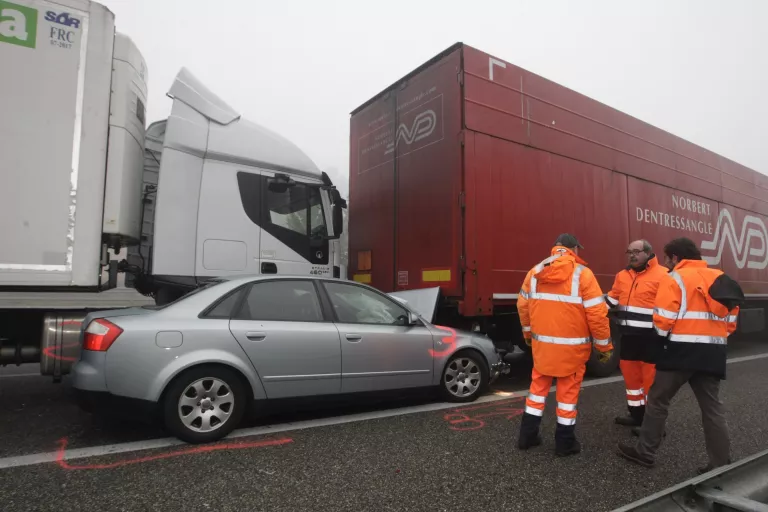 Dos accidents amb cinc camions i un cotxe implicats tallen l’AP-2 a Castelldans