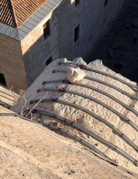 Alerten del perill de caiguda de pedres de la Catedral
