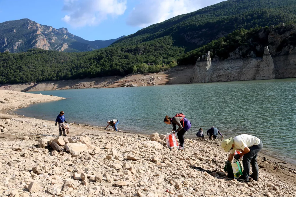⏯️ Voluntaris de l'Alt Urgell aprofiten la sequera per netejar de plàstics el fons del pantà d'Oliana