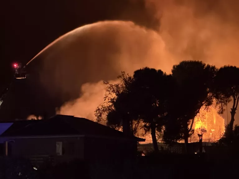 S’investiguen les causes del foc a les naus d’Arcofrut a Lleida
