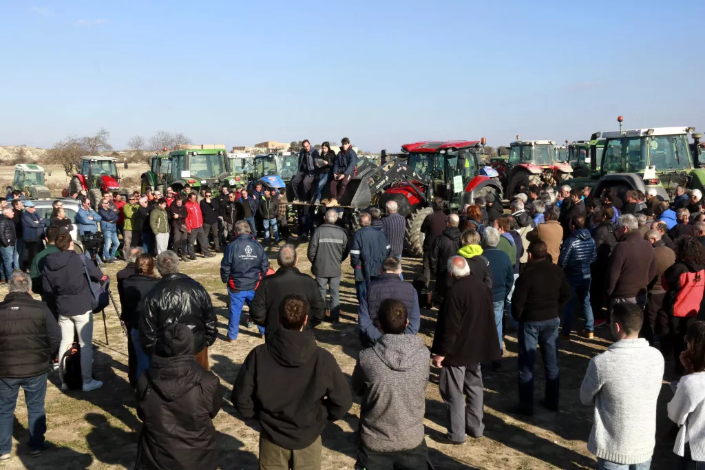 ⏯️ Uns 200 tractors es manifesten a Tàrrega per reclamar mesures que eliminin la plaga de conills