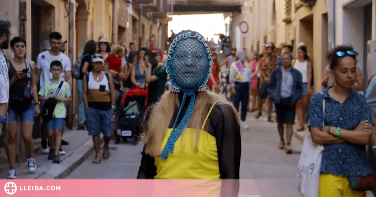 Els danesos Svalholm captiven el públic de FiraTàrrega amb una performance que es perd pels carrers