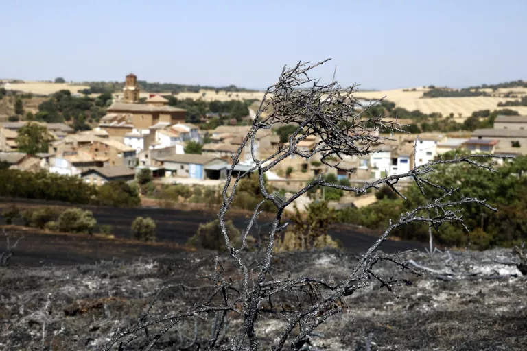 L'incendi de Tamarit es dona per estabilitzat i els veïns desallotjats dels tres municipis poden tornar a casa