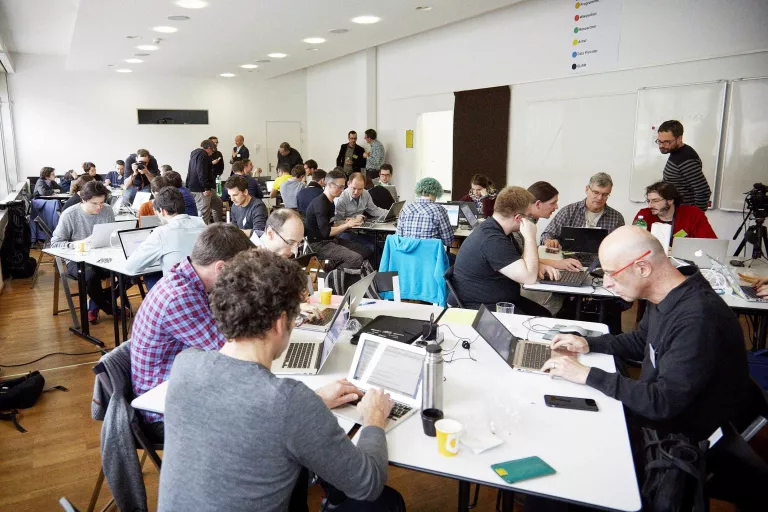 La informàtica: un món "poc atractiu" i ple d'estereotips on hi sobra feina i hi falta gent