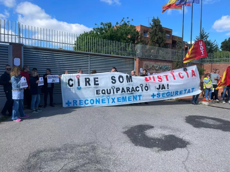 Una trentena de treballadors del CIRE es concentren davant la presó de Ponent per reclamar l’equiparació laboral
