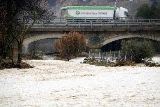 El temporal Glòria s'allunya desbordant el riu Sió al seu pas per Agramunt