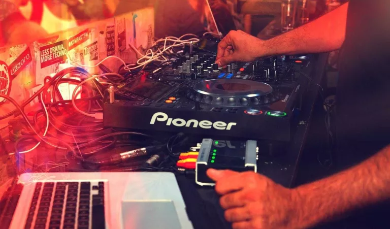 Pubs i discoteques podran obrir al final en fase 3 però sense pista de ball