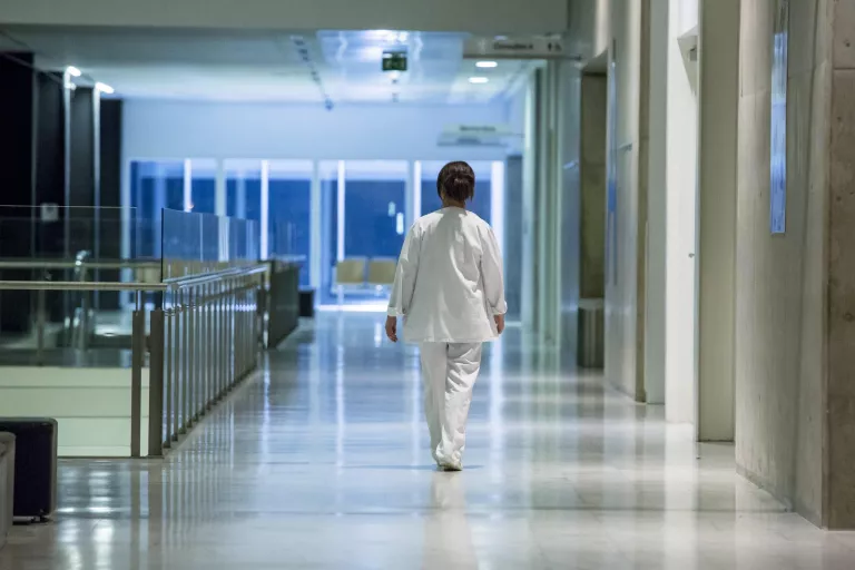 La precarietat laboral empeny una quinzena d’infermeres lleidatanes a treballar a l’estranger