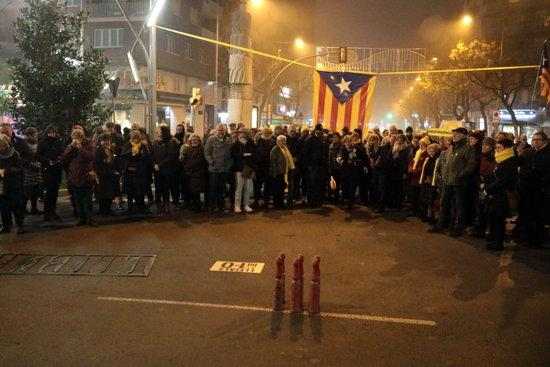 Prop d'un centenar de persones tallen la cruïlla de Ricard Viñes de Lleida per reclamar la llibertat dels presos