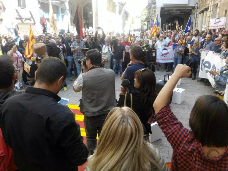 Nova convocatòria al vespre en defensa de la democràcia després d'omplir la plaça Paeria de gom a gom