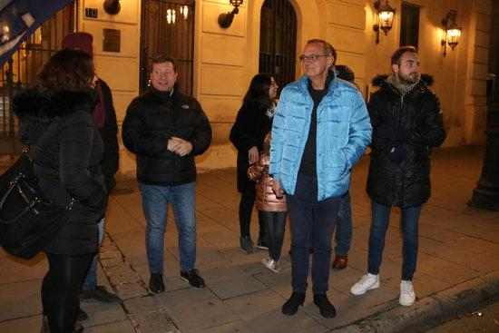Despengen la bandera espanyola de la façana de la Paeria durant una concentració que ha aplegat unes 200 persones