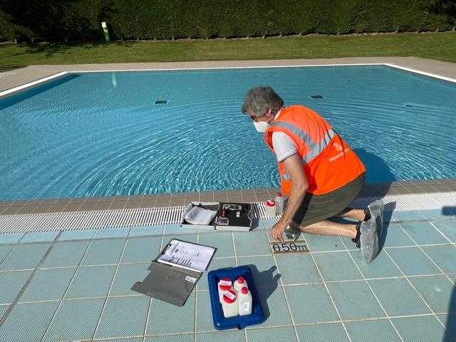 Més de 400 mostres de controls analítics aquest estiu a les piscines municipals del territori