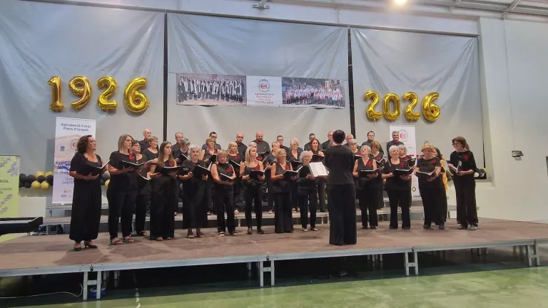 El centenari de la Coral Flors d’Urgell homenatja diverses generacions de cantaires