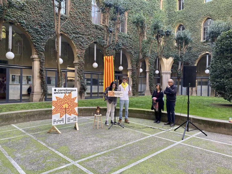 La UdL es bolca amb el Correllengua Universitari: flama, cultura popular i un centenar d'assistents en defensa del català