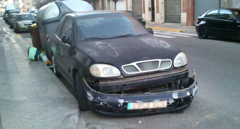 Denuncien un cotxe abandonat a Corts Catalanes
