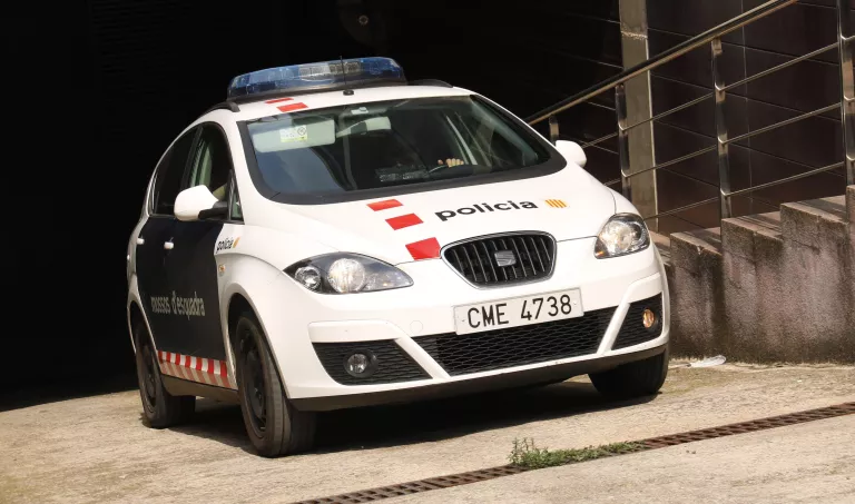 Un detingut s'escapa emmanillat després de trencar amb el cap el vidre del cotxe patrulla