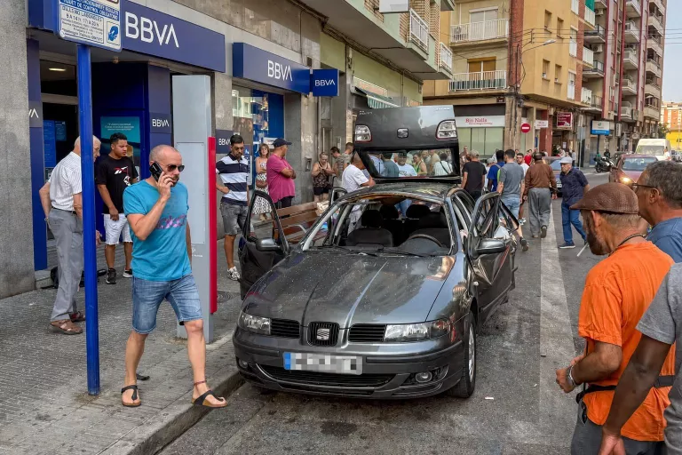 Una explosió accidental en un cotxe estacionat al c/Lluís Companys causa 5 ferits