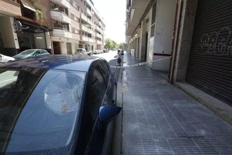 Cau una cornisa i fa malbé un cotxe a Pardinyes