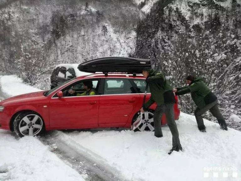 La neu atrapa diversos cotxes a les pistes forestals