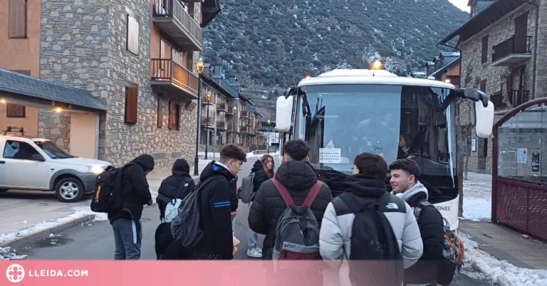 Els joves de les valls d'Àneu que van a l'institut a Sort demanen adequar els horaris del transport per no arribar tard