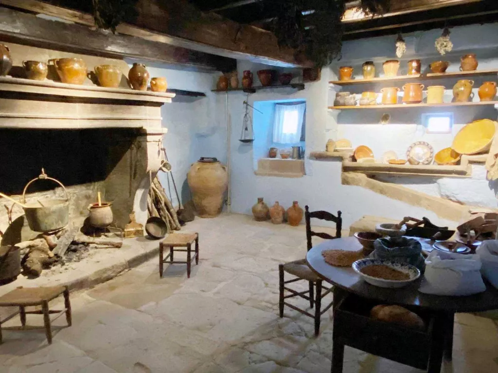 La Casa Gran del Miracle de Riner rehabilita i museïtza la cuina, la quadra i el foc de rotllo