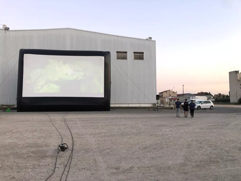 La primera sessió de l'únic auto cinema de Catalunya exhaureix entrades en un dia