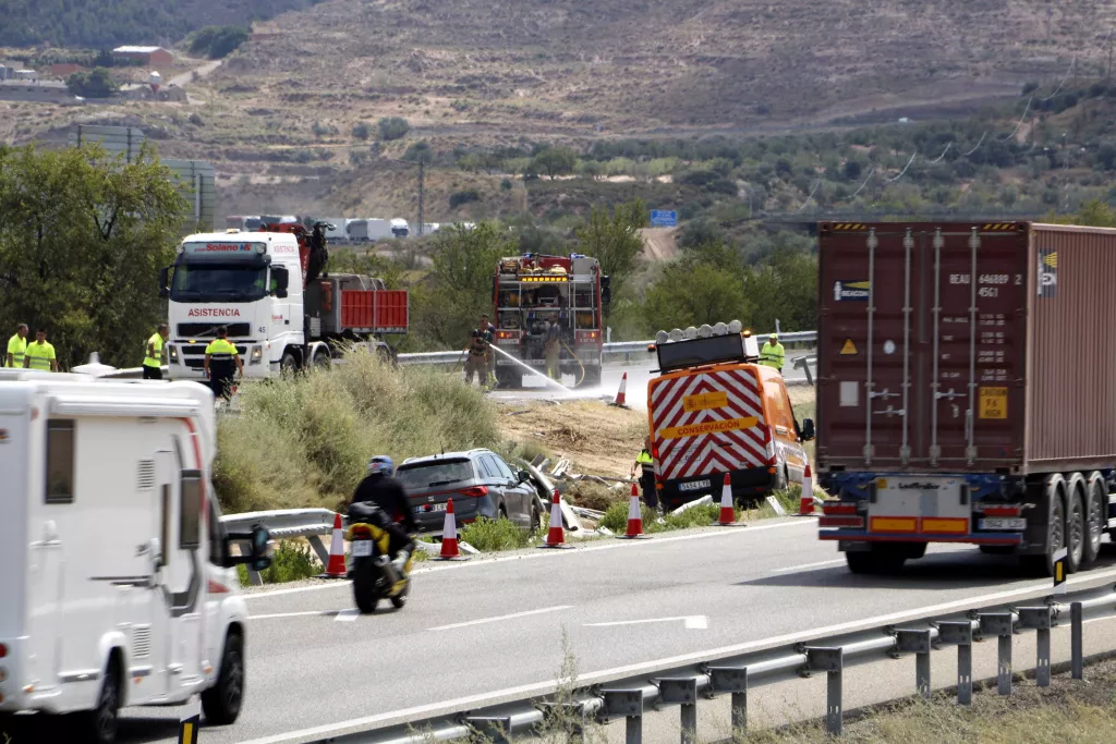 ⏯️ Cues quilomètriques a l'AP-2 per la sortida de la via d'un camió a les Garrigues