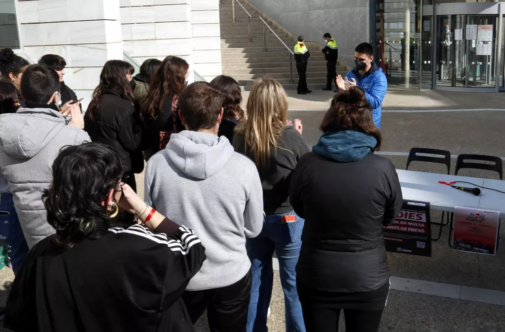 Demanen un any i mig de presó a un jove de la Seu acusat d'agredir dos mossos