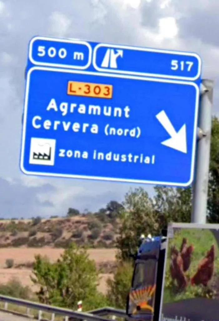 Castellanitzen un senyal de trànsit a l'A-2 al seu pas per Cervera