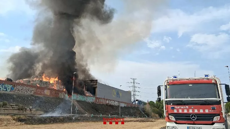 Estabilitzat l'incendi a l'exterior d'una nau industrial del polígon dels Frares de Lleida