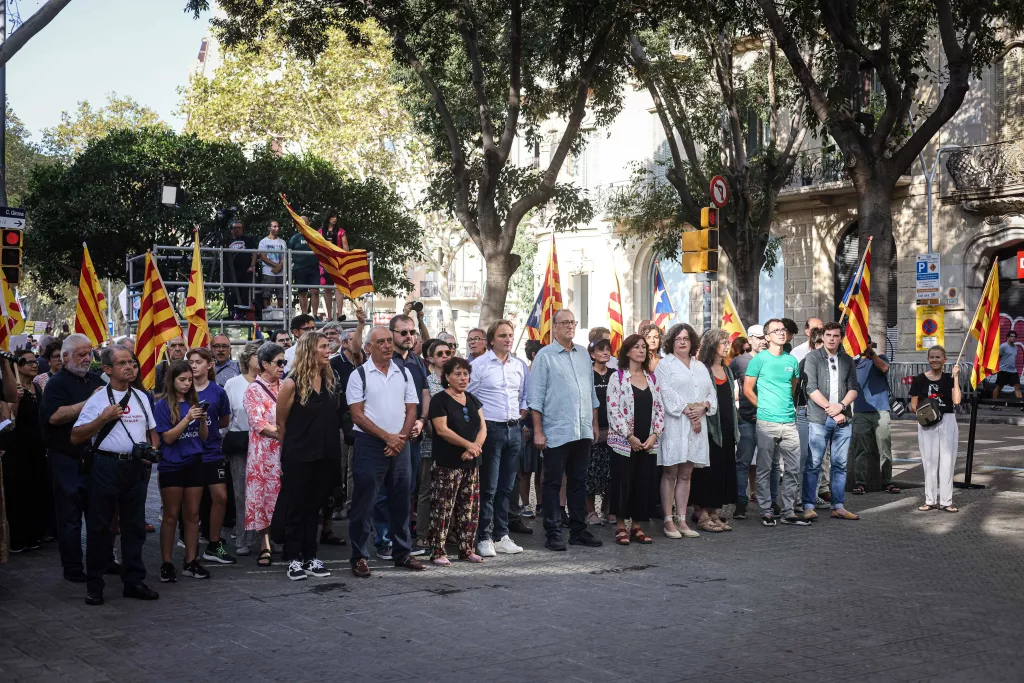 GALERIA: La Diada omple de les tradicionals ofrenes el monument de Rafael Casanova