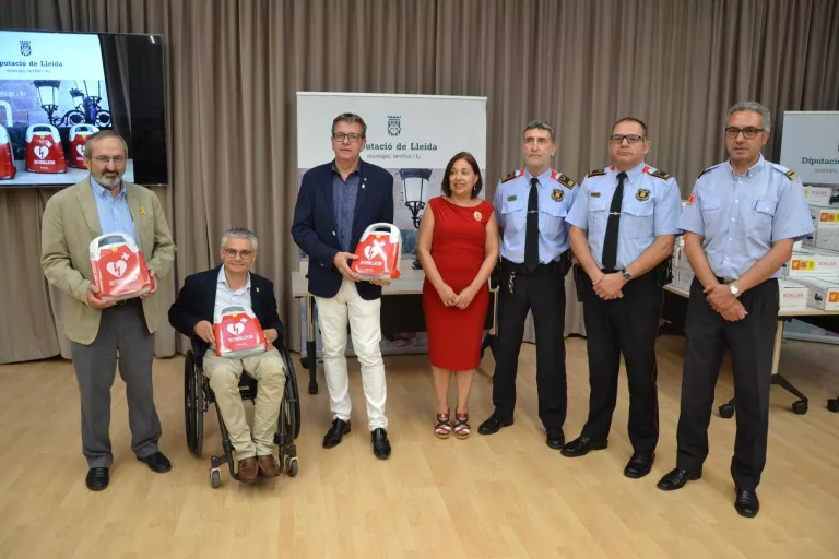 La Diputació lliura 34 desfibril·ladors al cos de Mossos i Bombers