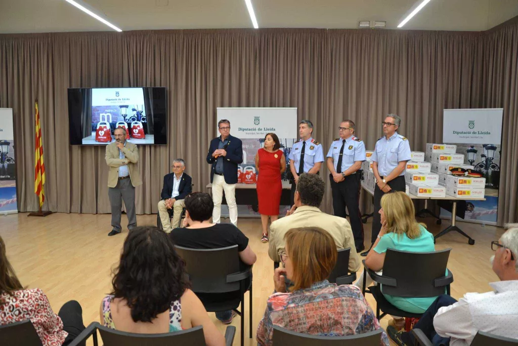 La Diputació lliura 34 desfibril·ladors al cos de Mossos i Bombers