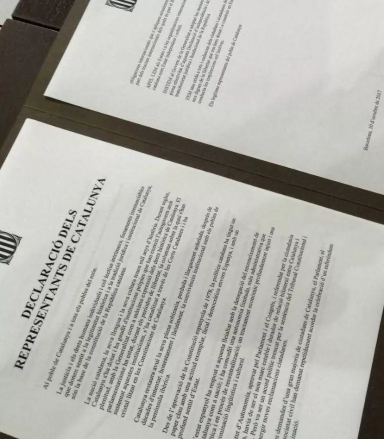 La declaració signada i suspesa: "Al poble de Catalunya i a tots els pobles del món"