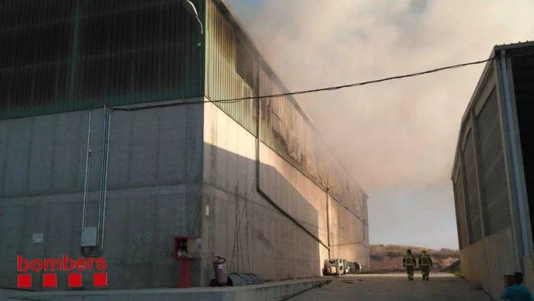 Crema una nau a Alcarràs