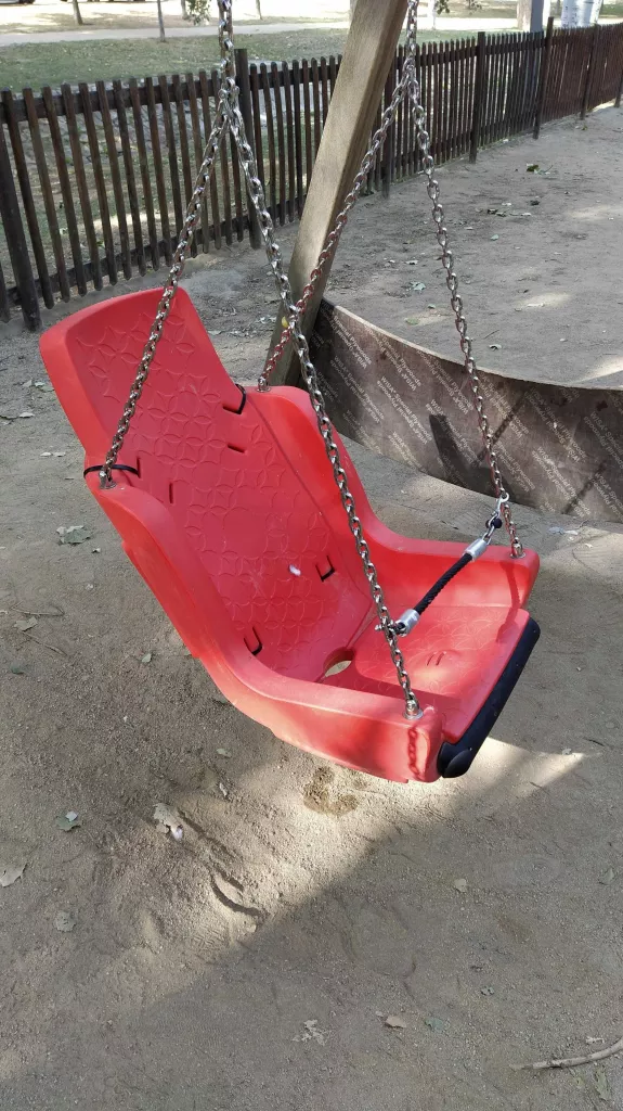 Agramunt instal·la un gronxador inclusiu a un parc infantil