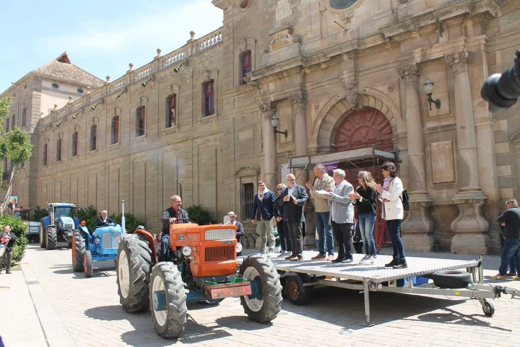 Cervera celebra la tradicional Diada de Sant Isidre amb 48 tractors i 2 carretes engalanades
