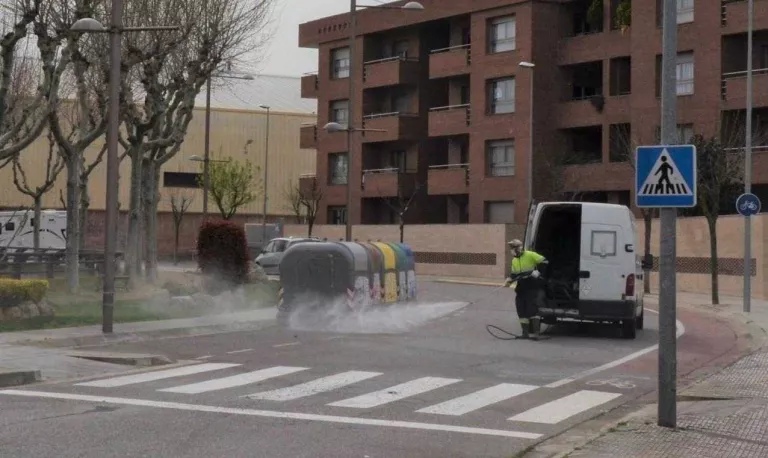 Mollerussa intensifica la desinfecció dels carrers per prevenir el coronavirus