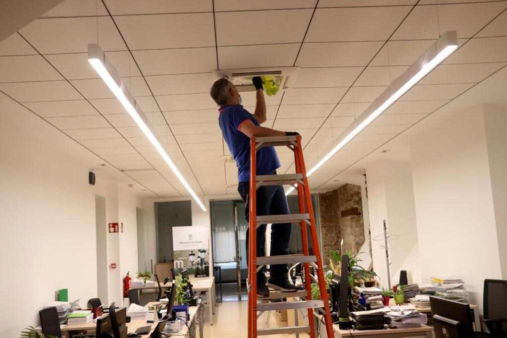 La Diputació de Lleida inicia la neteja i desinfecció dels equips de climatització de la institució
