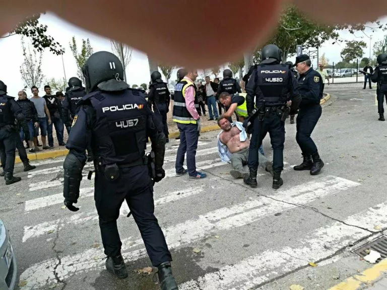 La càrrega policial a l'institut de la Caparrella de Lleida acaba amb un pagès de l'Horta detingut
