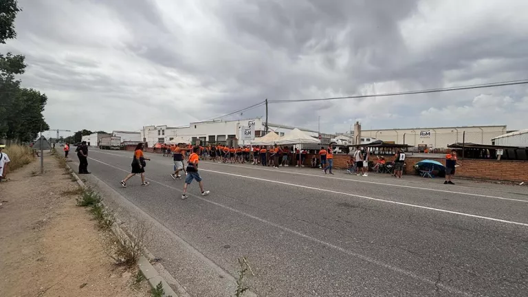 Treballadors de RDM Castellbisbal es manifesten davant la planta Paprinsa de Mollerussa