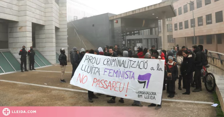 ⏯️ Una vintena de persones es concentren a Lleida en suport a l'activista acusada d'un delicte d'odi en el marc del 8M