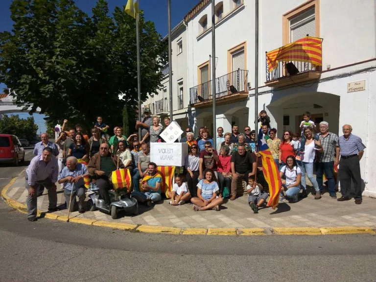 Mig centenar de persones reclama a l'alcalde de Gimenells que posi urnes l'1 d'octubre