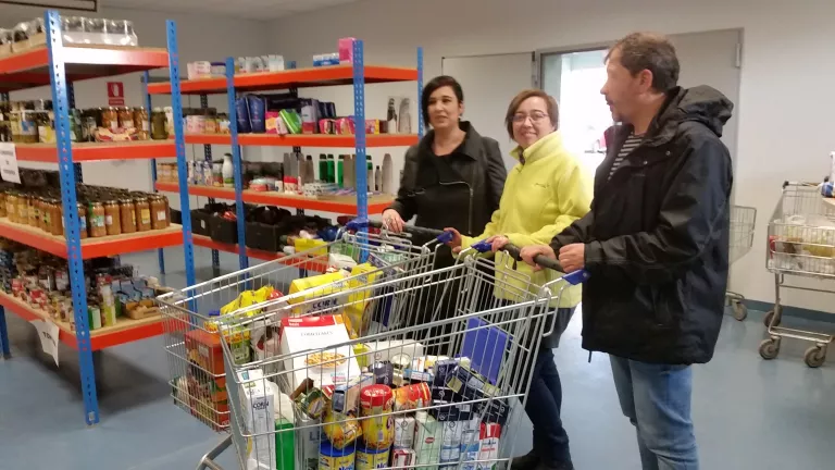 La biblioteca lliura 100 quilos de productes al Centre de Distribució d’Aliments recaptats a través dels tallers