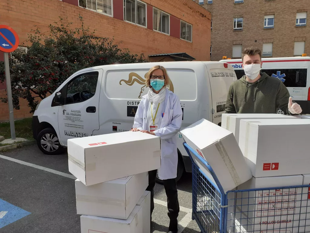 Empreses i entitats donen material sanitari i mascaretes fetes a mà a l'Arnau de Vilanova i al Santa Maria